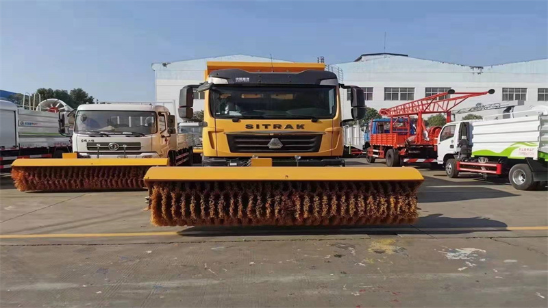 辽宁客户订购重汽自卸车加装3米除雪滚现货准备发车